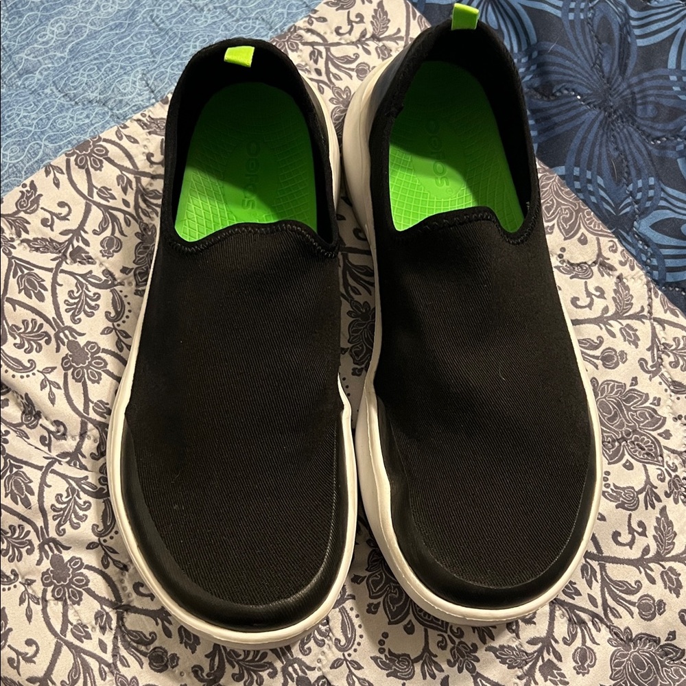Oofos WOMEN'S OOMG EEZEE LOW
SHOE - WHITE BLACK